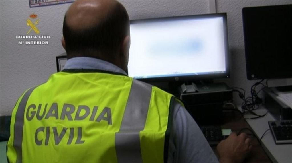 Los agentes de la Guardia Civil de Granada (en una imagen del operativo) localizaron la identidad del usuario del ordenador.