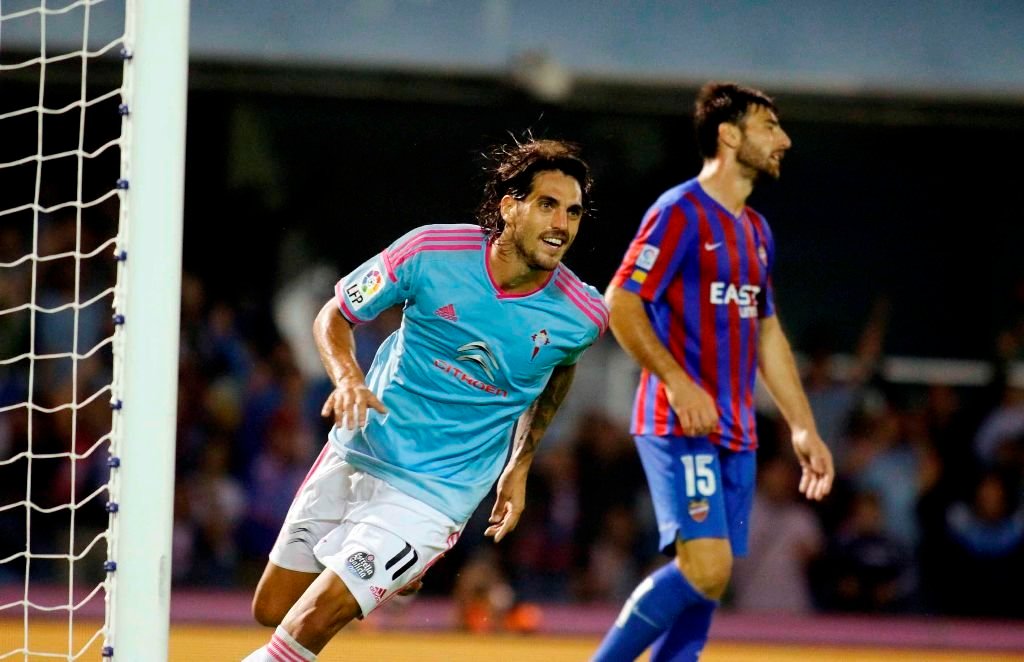 Joaquín Larrivey celebra el segundo de los goles que le hizo ayer al Levante en Balaídos.