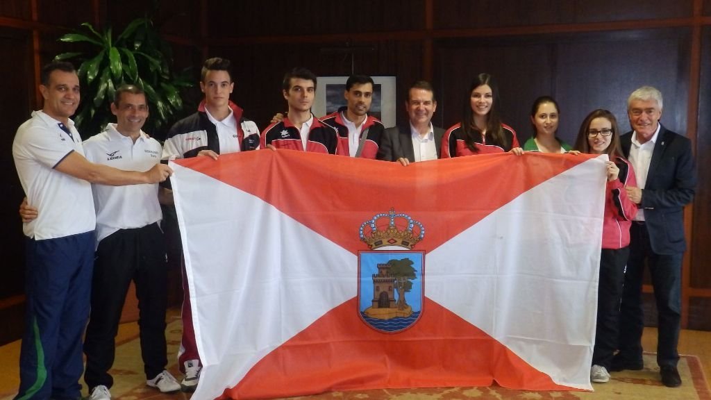 Abel Caballero entregó la bandera de Vigo a los deportistas.