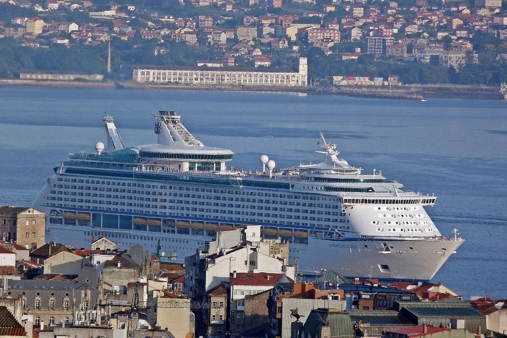 El "Adventure of the Seas", hermano menor del "Oasis" y el "Independence", ayer en Vigo.