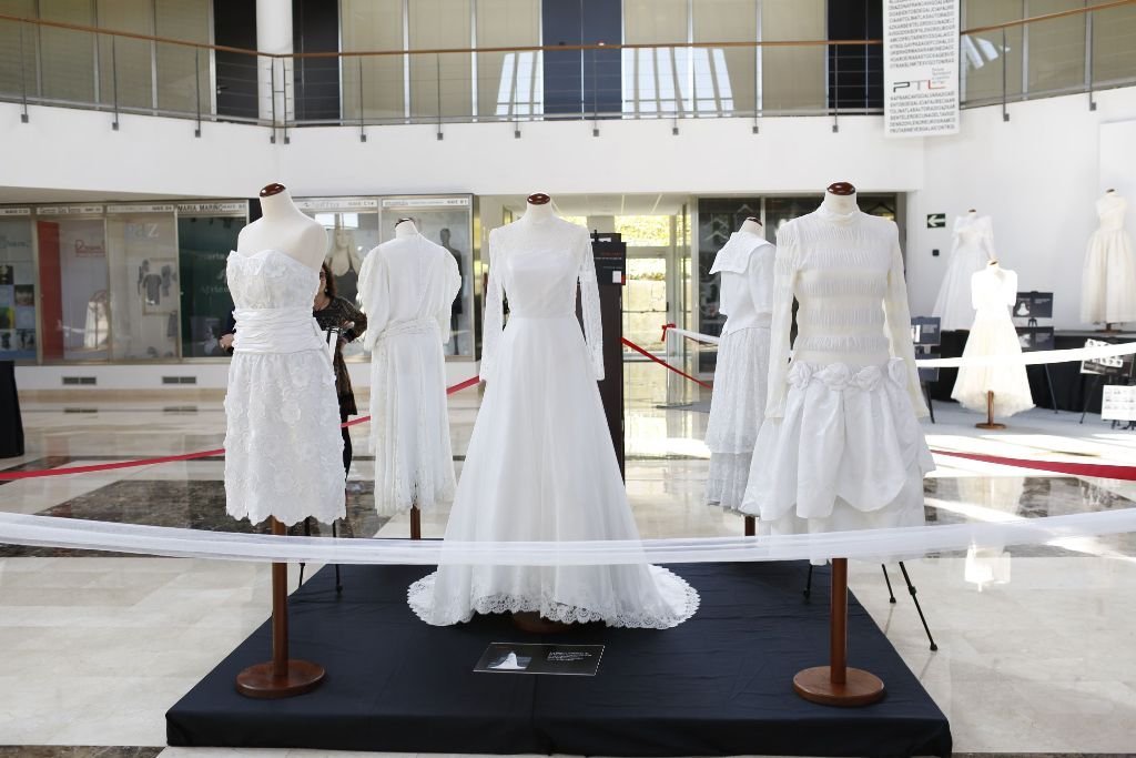 La colección de trajes de novia de Amaya Fernández, durante su anterior exposición en Vigo.