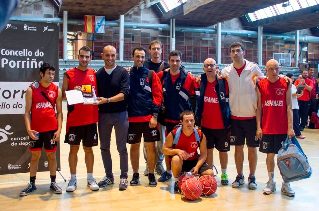 El equipo de jugadores de Aspanaex con el concejal de Deportes Alejandro Lorenzo.