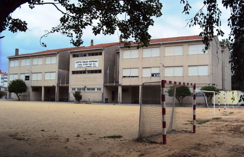 Los alrededores del colegio de Coia, ayer vacío por fin de semana, fueron objeto de control de vehículos.