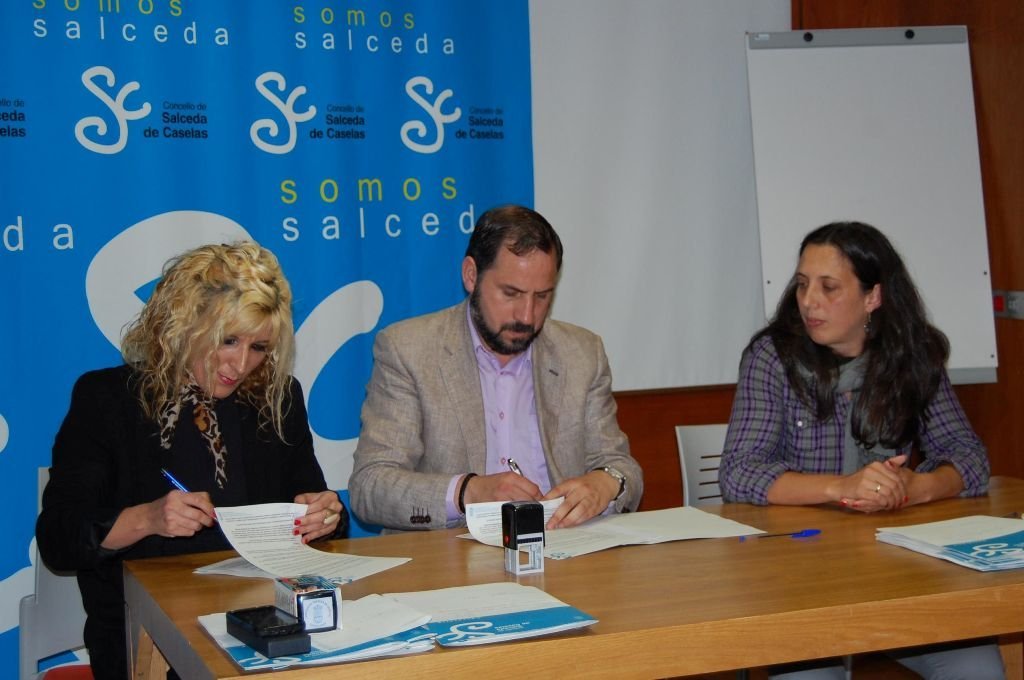 La drectora del CEP Altamira con el alcalde y la concejala de Ensino firmando el convenio.