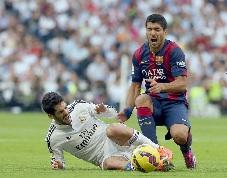 Isco y Luis Suárez pugnan por un balón, ayer en el Bernabéu.