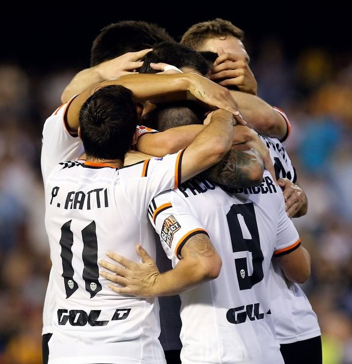 Los jugadores del Valencia celebran uno de sus tres goles.