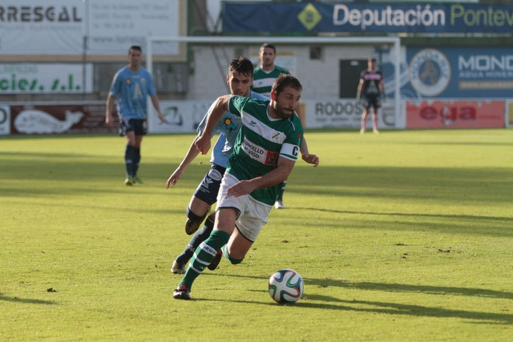 Antúnez conduce el balón en el choque contra el Astorga.