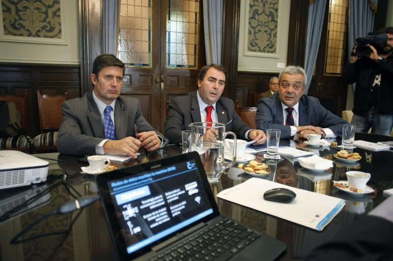 Samuel Juárez, con el alcalde de A Coruña. Carlos Negreira, el viernes en rueda de prensa.