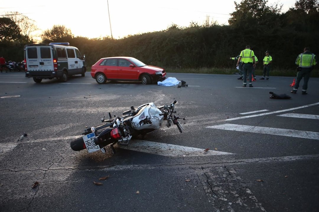 La moto del joven fallecido, en la vía después del accidente.