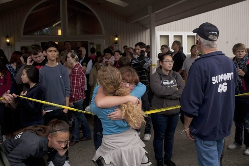 Estudiantes y familiares se abrazan y lloran por el suceso ocurrido en el instituto.