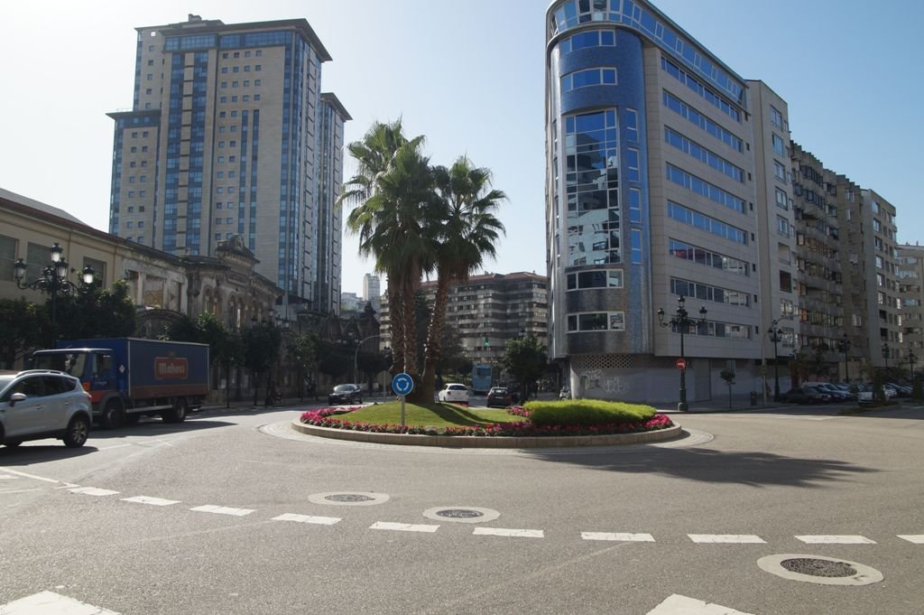 La entrada al segundo tramo de Rosalía de Castro está presidida (a la izquierda) por un edificio construido y vacío que ahora se activa.