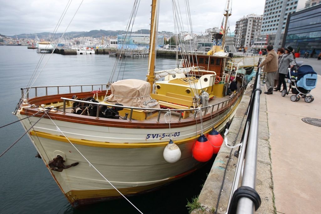 El barco, en una visita al Puerto de Vigo en diciembre de 2009, cuando recibió múltiples visitas.
