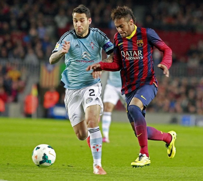Hugo Mallo pugna por un balón con Neymar durante el Barcelona-Celta de la pasada temporada.