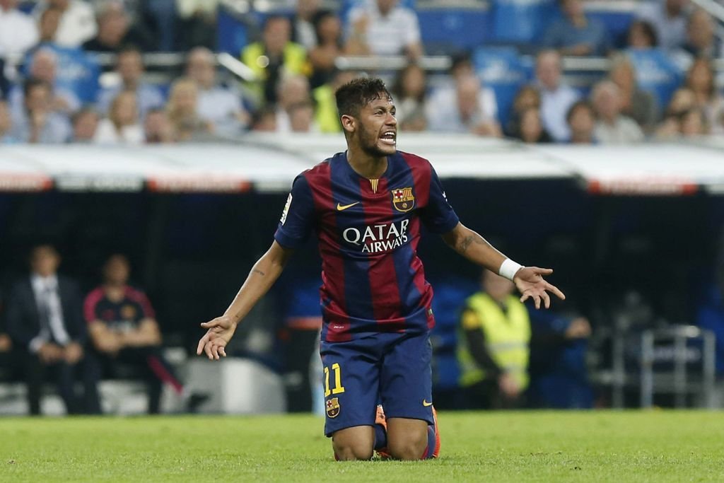 Neymar se lamenta en el suelo durante el clásico del pasado sábado. 
