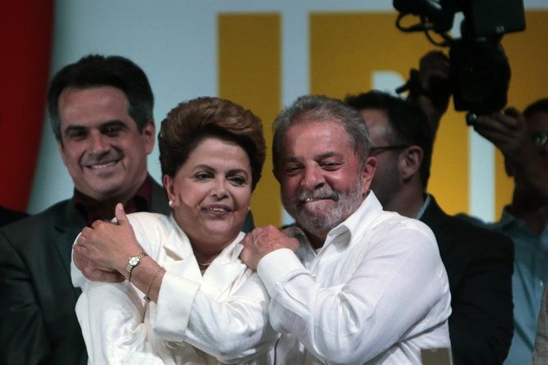 La presidenta reelecta brasileña, Dilma Rousseff, abraza al expresidente Luiz Inácio Lula da Silva
