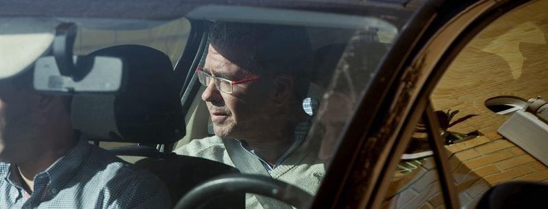 El exconsejero de Presidencia de la Comunidad de Madrid Francisco Granados sale a primera hora de la tarde en un coche de la Guardia Civil