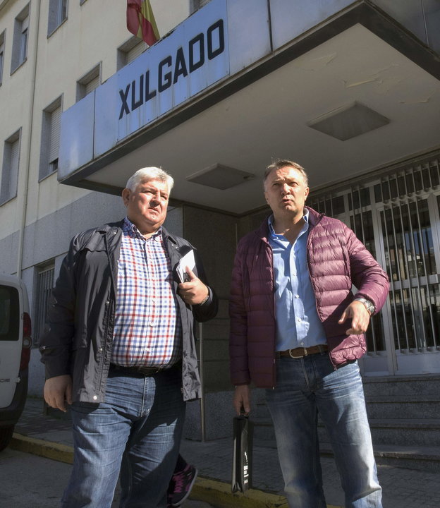 El alcalde de Palas, Pablo Taboada (c), junto a su antecesor, Fernando Pensado a su salida del Juzgado.