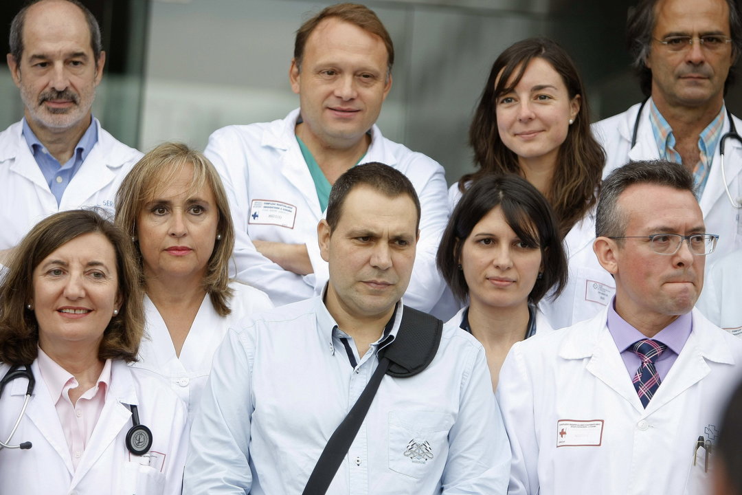 El paciente Juan Carlos Agustín (c) junto a los integrantes del equipo médico que le atendió, durante la rueda de prensa