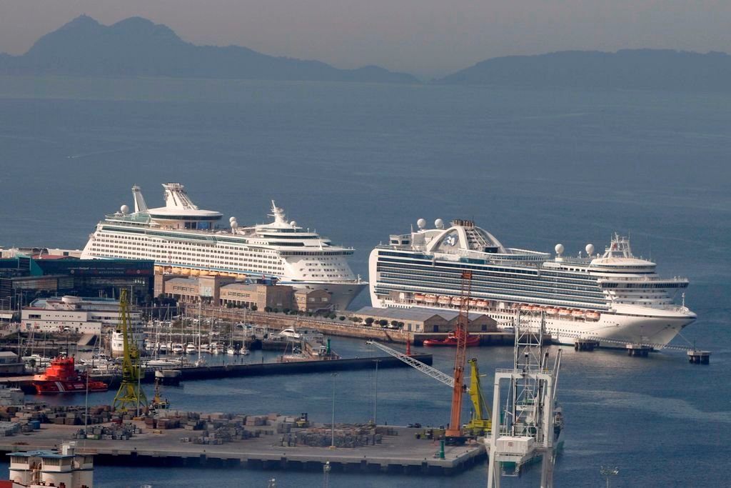 Ayer volvieron a coincidir dos barcos en la Estación Marítima, que dejaron en la ciudad casi 7.000 turistas. Vigo superó este año la marca de cruceristas de 2013 y superó los 182.000 pasajeros.