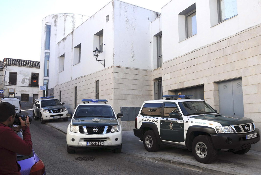 Varios vehículos de la Guardia Civil durante los registros en el ayuntamiento de Valdemoro.