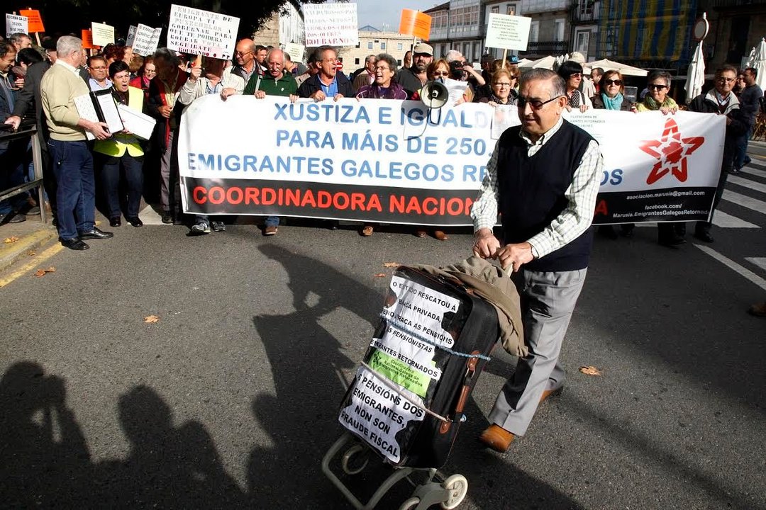 Manifestación de emigrantes retornados, por las calles de Santiago de Compostela.