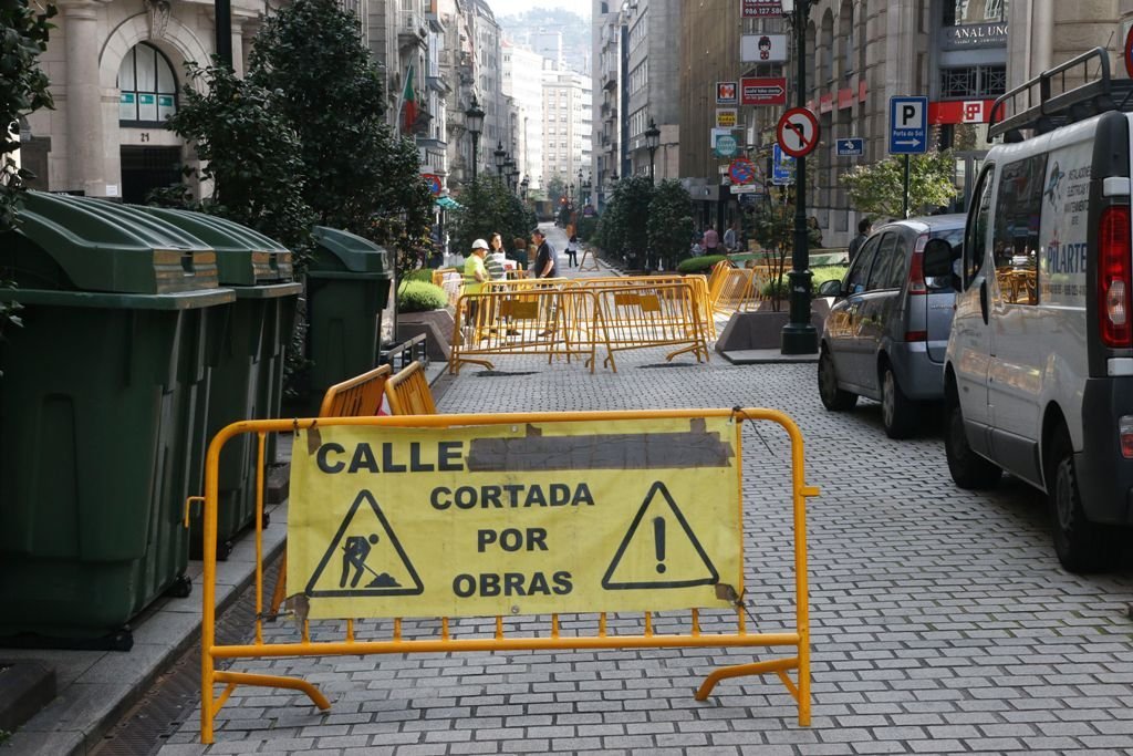 Las obras en marcha en Marqués de Valladares, que ocupan toda la calle.
