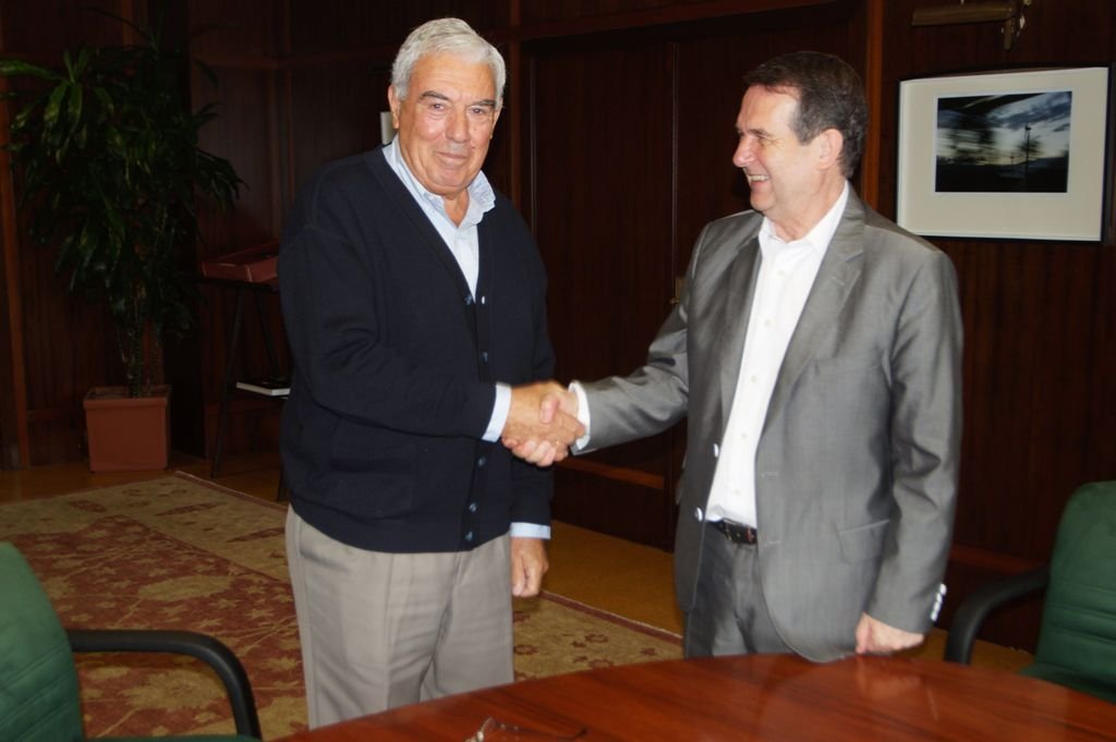 Pedro Pereira, del Banco de Alimentos, y el alcalde Abel Caballero firmaron ayer el convenio de colaboración.