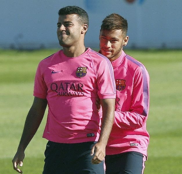 Rafinha, con Neymar en un entrenamiento del Barcelona.