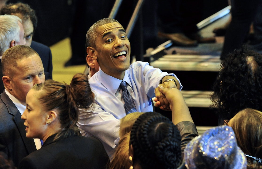  Barack Obama saluda a seguidores durante un acto de campaña en Wisconsin.