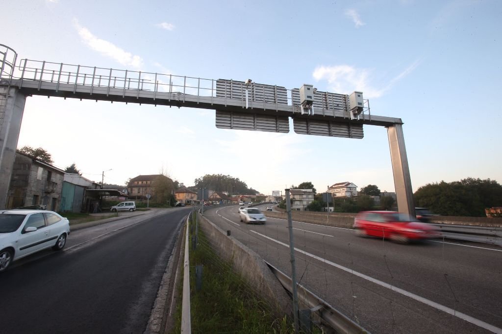 Los radares de la autovía Vigo-Porriño, en sentido descendente desde Puxeiros, ya preparados.