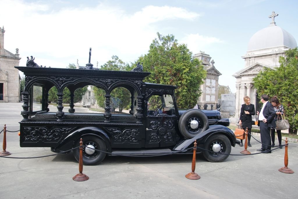 El coche fúnebre de 1937, que se expone en Pereiró, fue presentado ayer por el alcalde.