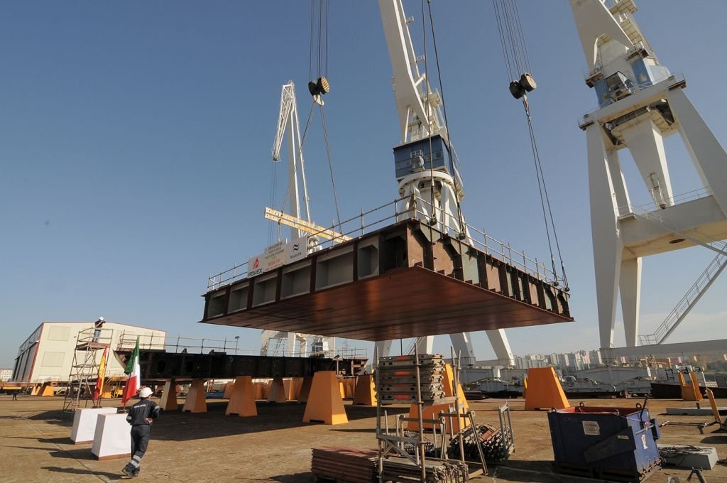 La puesta de quilla marca el inicio de la obra. El barco tiene que entregarse en julio de 2016.
