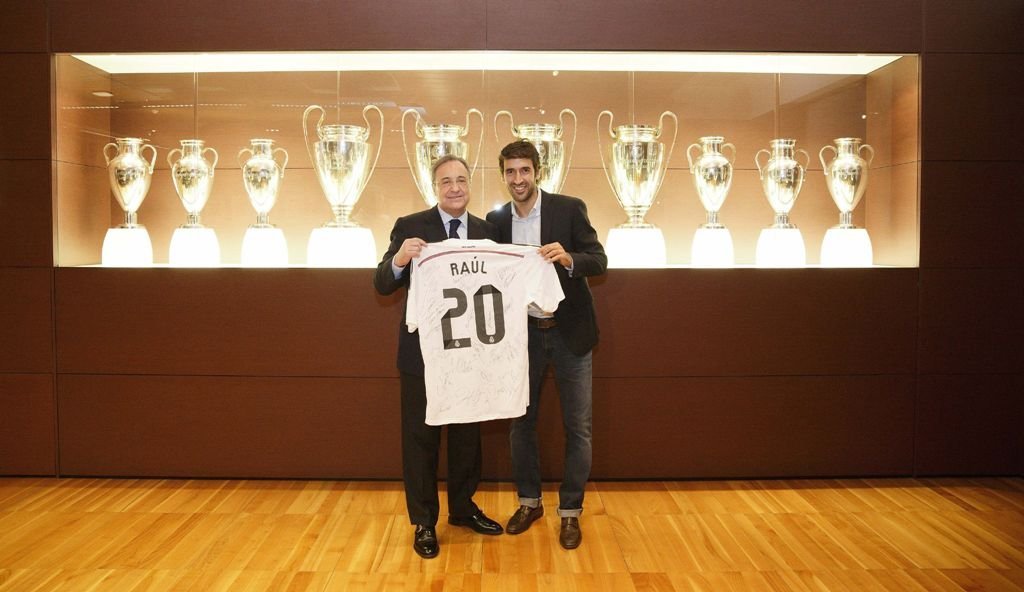 El Real Madrid homenajeó a Raúl por el 20º aniversario de su debut.