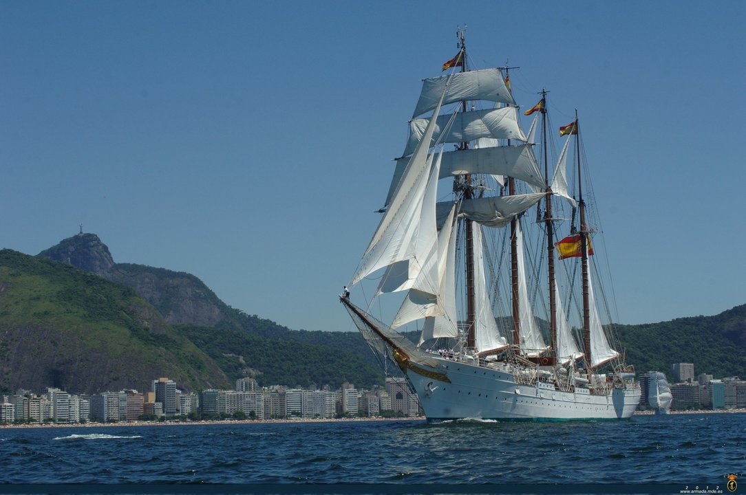 El "Juan Sebastián Ecano", saliendo de puerto. 