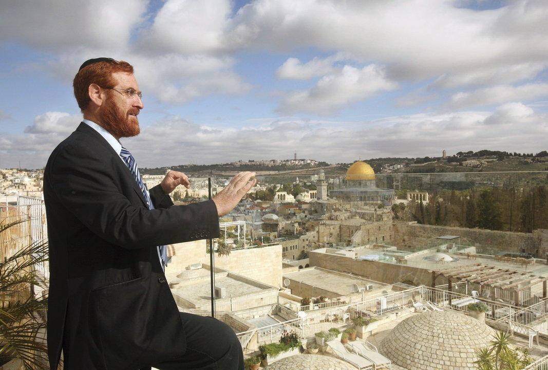 El rabino Yehuda Glick observando la explanada de las mezquitas desde la ciudad antigua de Jerusalén.