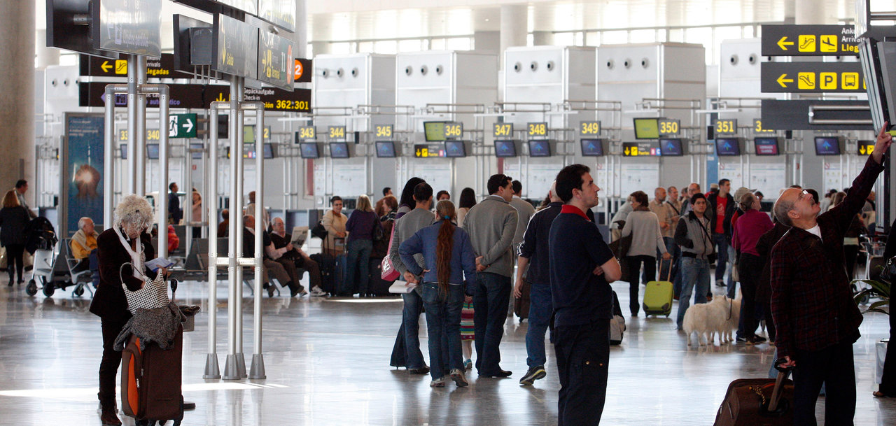 Un grupo de pasajeros espera la salida de sus vuelos en una terminal de Madrid.