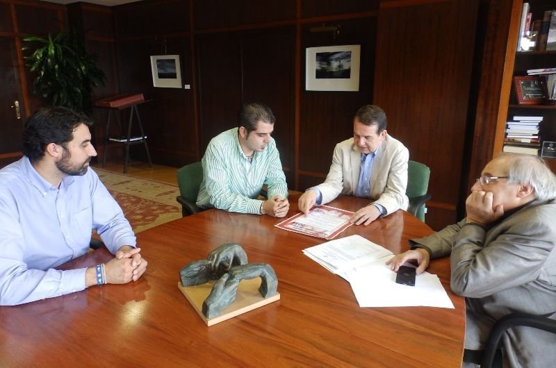 El alcalde y el concejal Cayetano Rodríguez reciben a la programación.