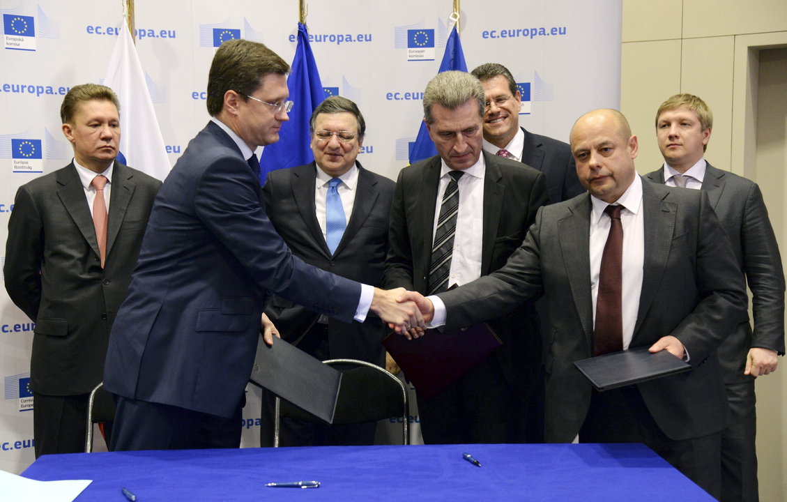 Apretón de manos entre los ministros de Energía, Alexander Novak de Rusia y Yuri Prodan de Ucrania.