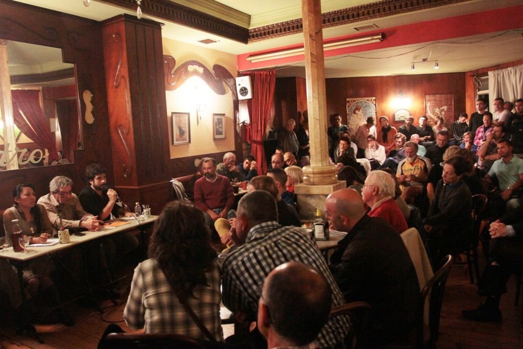 La asamblea de Podemos se celebró en el café De catro a catro.