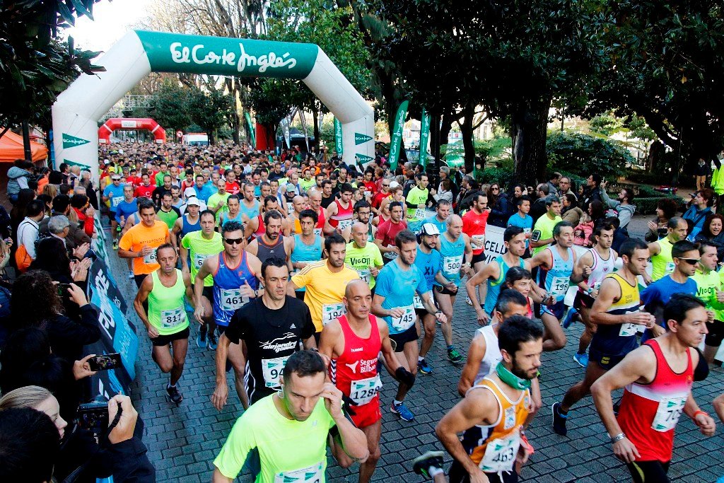Más de 1.150 atletas tomaron la salida en la Praza de Compostela. Por delante, 11 kilómetros por el centro de la ciudad en una agradable matinal. // JV Landín