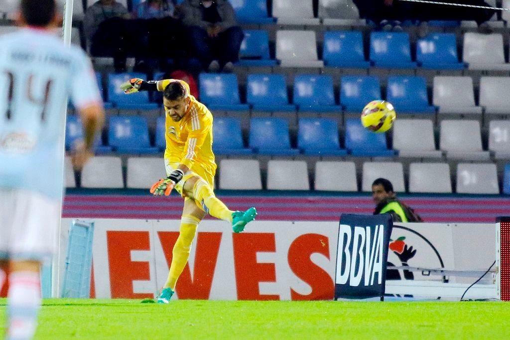 Sergio despeja un balón durante el partido del sábado en Balaídos contra el Granada.