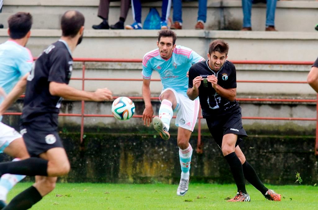 Borja Iglesias y el ex céltico Antón de Vicente disputan un balón durante el partido disputado ayer en el campo de Barreiro.