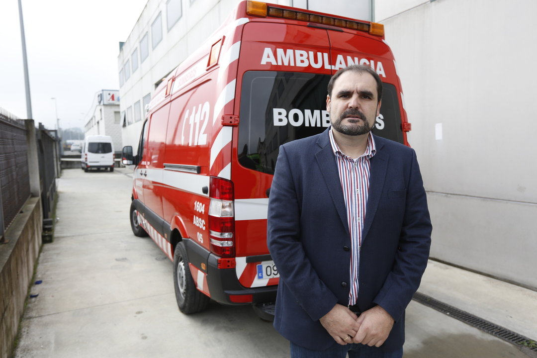 Rodríguez Jorge, ante una de las ambulancias adaptadas