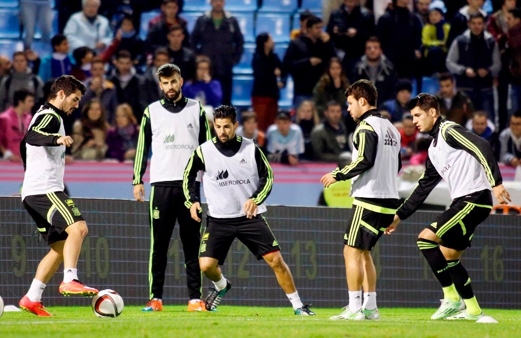 Isco, Piqué, Nolito, Bernat y Morata, durante el entrenamiento de la selección española ayer en el estadio de Balaídos.