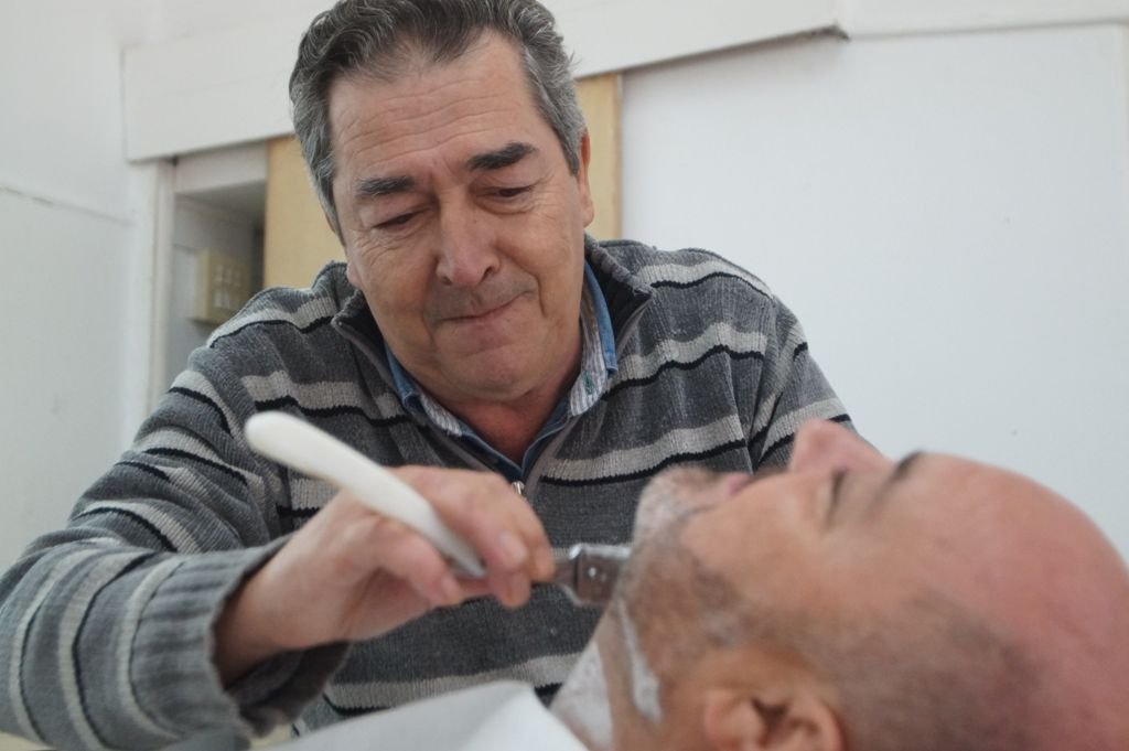 Pedro Fernández, afeitando a navaja.