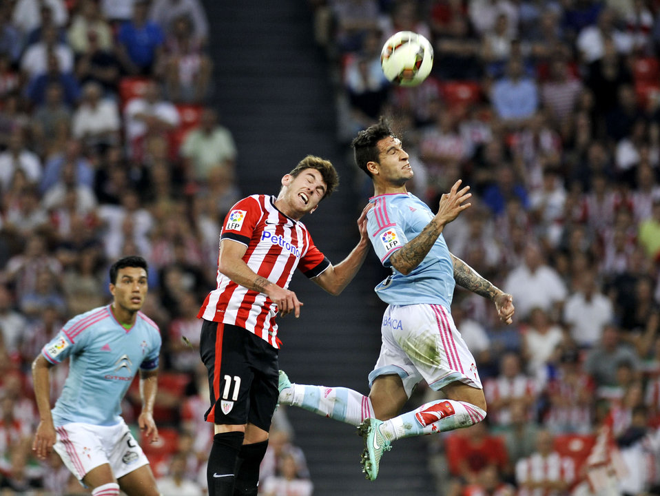 Hugo Mallo salta por un balón junto a Ibai Gómez durante el Athletic-Celta de la presente temporada.