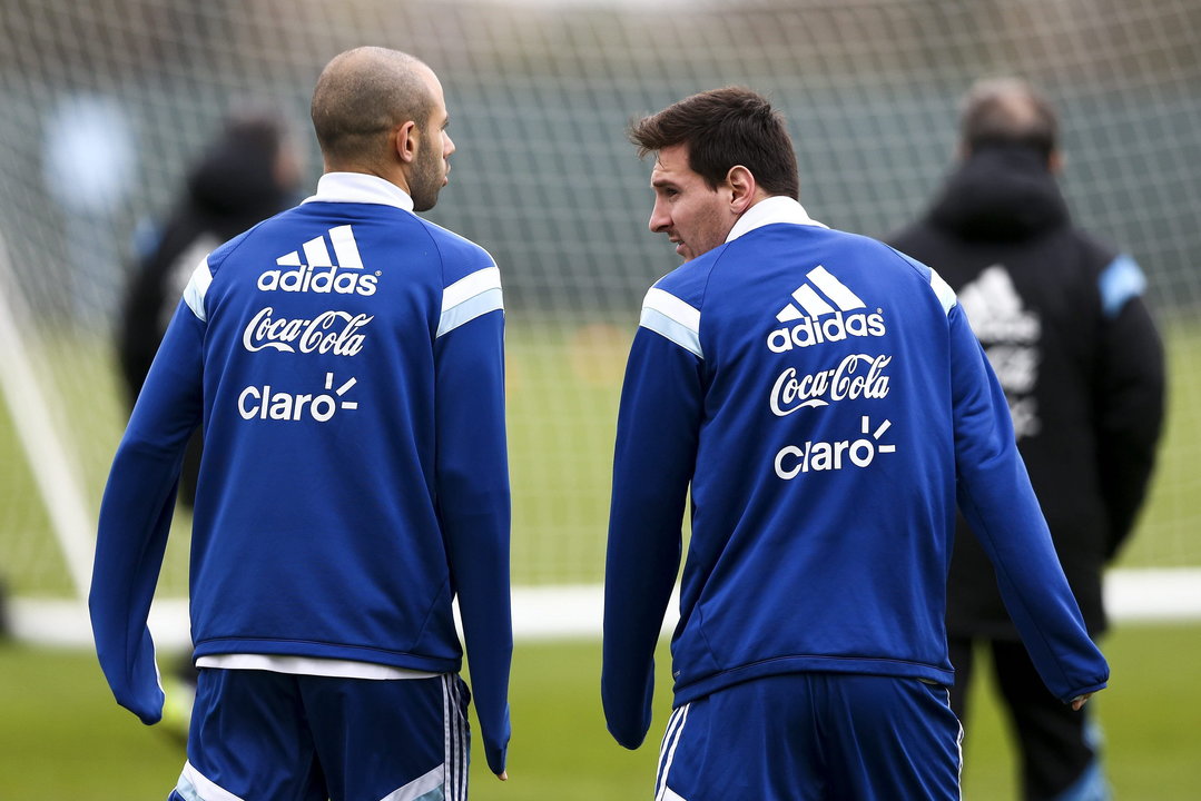 Leo Messi, con  el también barcelonista Mascherano durante un entrenamiento de la selección argentina.
