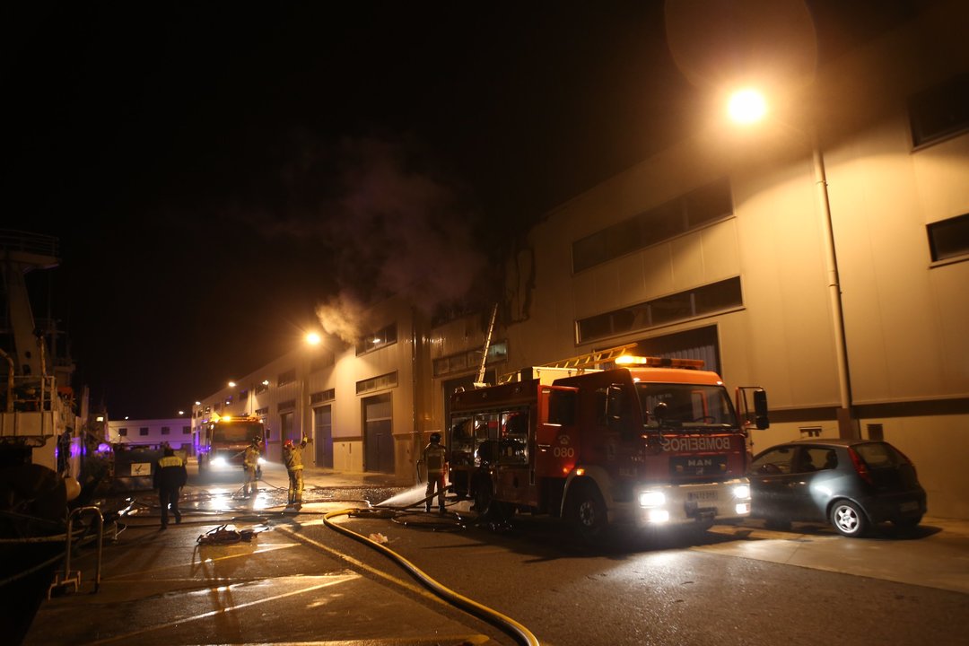 Un incendio afecta a una nave dedicada a almacenaje de material de pesca en el puerto de Bouzas, en Vigo // Alberte