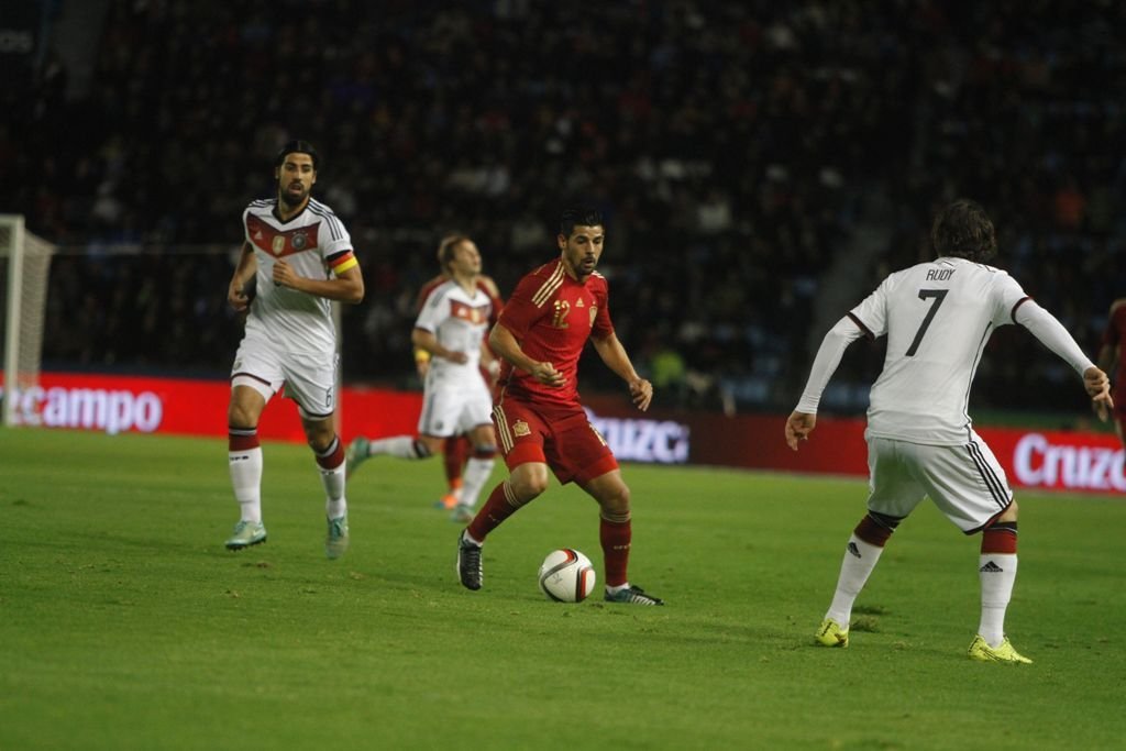 Nolito conduce el balón durante el partido del martes ante la mirada del alemán Sami Khedira.