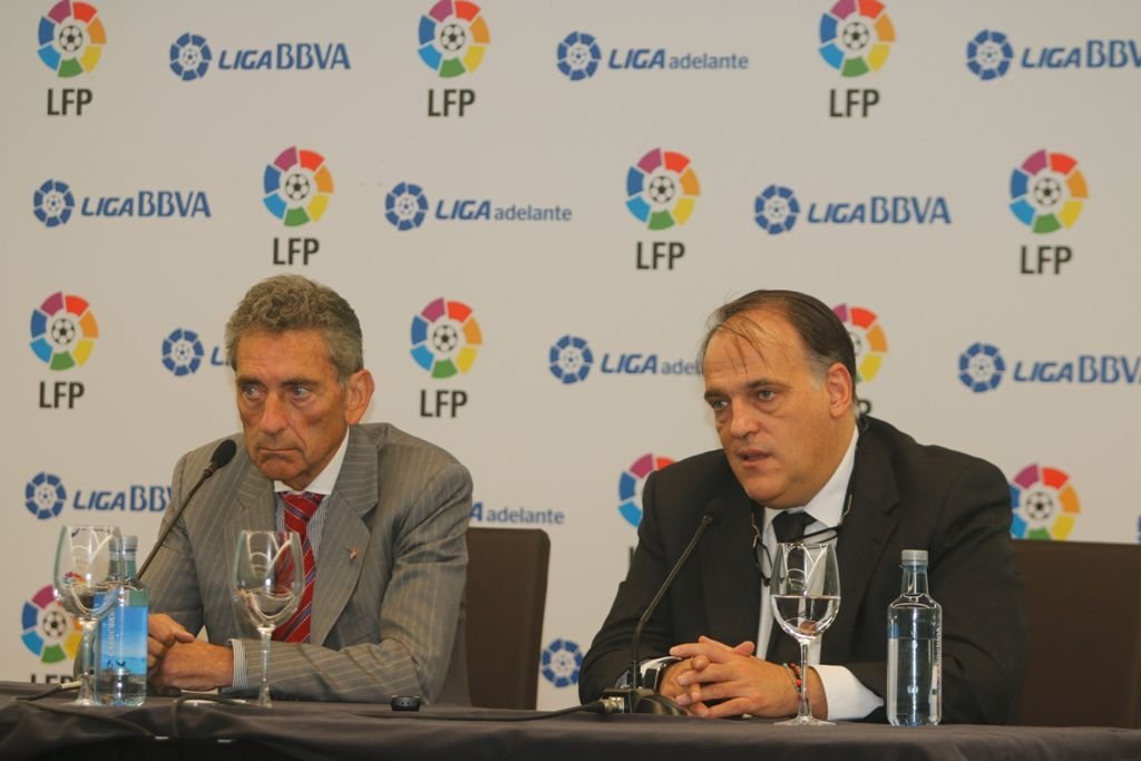 El presidente del Celta, Carlos Mouriño, y el presidente de la LFP, Javier Tebas, ayer en el auditorio.